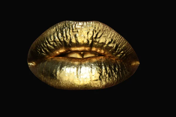 Золоті губи. Золота фарба з рота. Золоті губи на жіночому роті з макіяжем. Чуттєвий і творчий дизайн для золотого металу. Золота текстура губ . — стокове фото