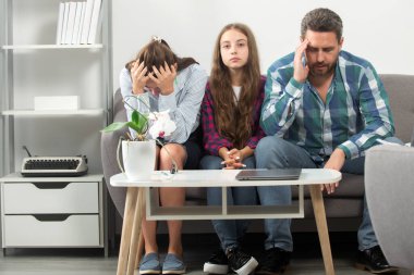 Psikolojik aile sorunu. Genç çocuklu sorunlu bir çift endişeli bir ailede sorunları tartışıyor. Çocuklu bir çift arasında anlaşmazlık var. Evde kızı olan üzgün bir anne ve baba..