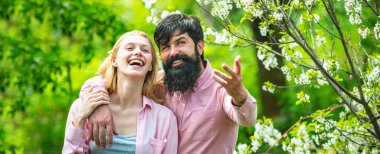 Aşık bahar çifti, Banner. Çiftçiler bahar doğasını severler ve bitkileriyle ilgilenirler. Baharda patateslerle çalışan mutlu çiftçiler..