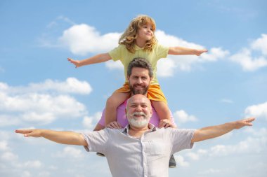 Ebeveyn portresi, büyükbaba, oğul ve torunun el kaldırması ya da kollarını açması. Ebeveynlik kavramı.
