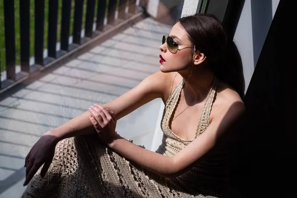 Retrato de una mujer joven en gafas de sol, primer plano cara de mujer hermosa al aire libre. Modelo femenino alegre. — Foto de Stock