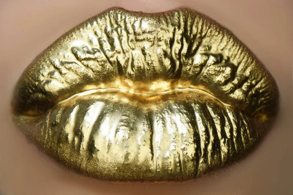 Maquillaje dorado. Labios sexys coloridos, arte dorado. Oro maquillaje brillante en los labios. Textura de labio dorado. — Foto de Stock