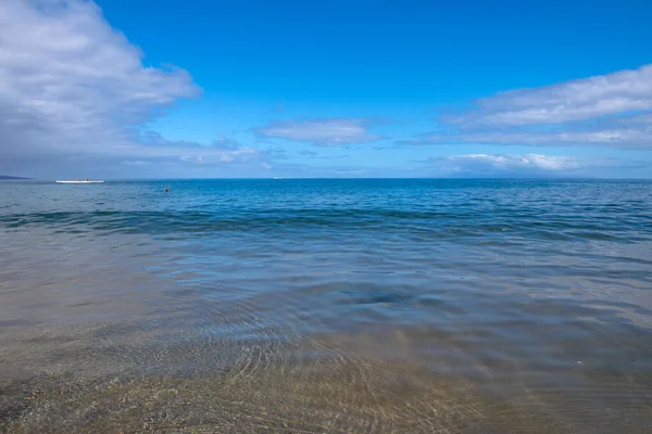 Havsutsikt, natur bakgrund. Azure strand med och klart havsvatten på solig dag. — Stockfoto