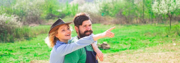 La routine del giardinaggio primaverile. Moglie e marito piantare nell'orto. Concetto Terra. Concetto di produzione bioalimentare. Coppia primaverile innamorata, banner. — Foto Stock