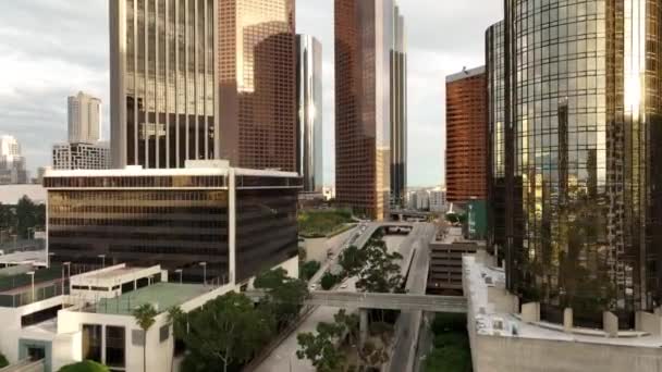 Los Angeles Downtown Cinematic Drone Beelden van Top Aerial View. Lucht vliegen van Los Angels, gefilmd LA door drone. — Stockvideo