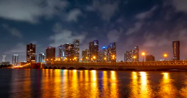 Miami panorama time lapse. Nachtelijke hemel timelapse op Miami Beach City. Stadsgezicht met zeewater. — Stockvideo
