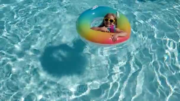Летние каникулы весело. Симпатичный ребенок в бассейне. — стоковое видео