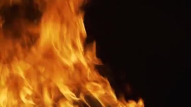 Yangın alevi siyah arkaplanda izole edildi. Soyut alevleri yakın. Şeytan alevi, cehennem kavramı.