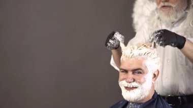 Çizgi roman ve şeytan. Komik sakallı adamın saçlarını boyayan çılgın bir kuaför. Sakallı ve bıyıklı komik adam..