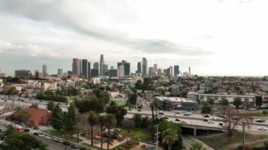 Los Angeles şehir merkezi hava manzaralı, şehrin iş merkezi. Los Angeles meleklerinin uçan uçuşu, İHA ile Los Angeles 'ı filme aldı..