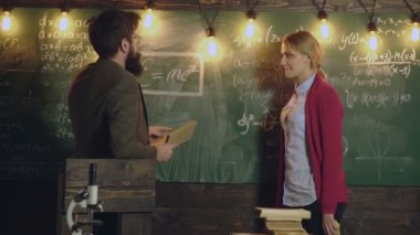 Matematik okulunda matematik dersi öğretmeni. Profesör bir sınıfta. Öğretmenler matematik formülü ve matematik bilimi hakkında tartışıyorlar. Fikirler ve sohbet.