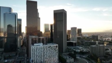 Los Angeles Şehir Merkezi Sinema İnsansız Hava Aracı Görüntüsü. Los Angeles Meleklerinin Uçuşu, İHA ile Los Angeles 'ı filme aldı..