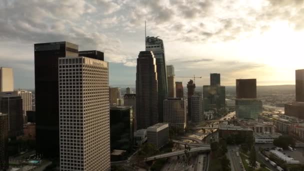 Los Angeles centrum skyline. Vliegen van Los Angels, gefilmd LA door drone. — Stockvideo