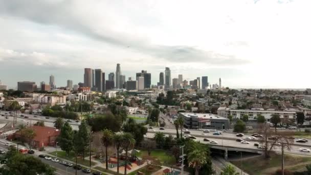 Downtown Los Angeles luchtfoto uitzicht, het zakelijke centrum van de stad. Lucht vliegen van Los Angels, gefilmd LA door drone. — Stockvideo