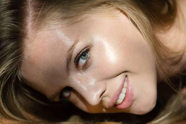 Sexy donna splendida con ombre sul bel viso su studio nero. Ragazza bionda sorridente faccia da primo piano. Sorriso sensuale, faccina sorridente. — Foto Stock