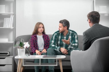 Profesyonel tavsiye, çocuklar yardım ve destek. Psikoloji terapisi, aile ruhsal sağlığı. Baba ve kızı psikoloji dersinde. Ebeveynlik çatışmaları, çocuk krizleri.