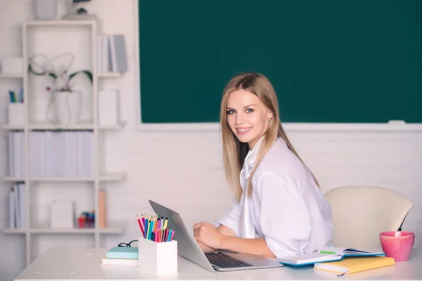 Portrait of cute attractive young woman student in university or high school college. Learning and education concept. — Stock Photo, Image