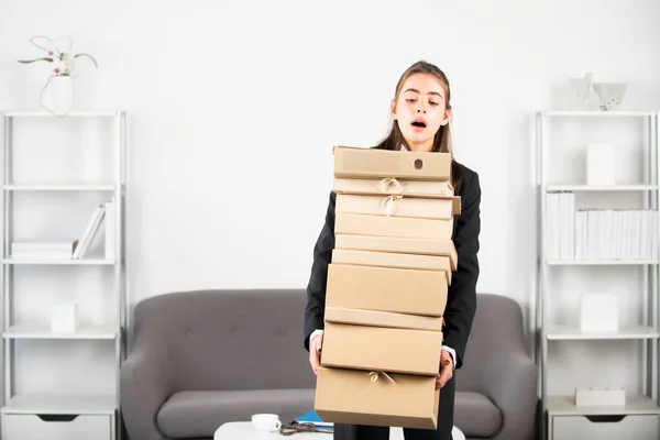 Smutek przygnębiony bizneswoman trzymając wiele folderów z dokumentami, frustracja sekretarka dziewczyna, zestresowany pracownik pracujący nadgodziny z zbyt dużo pracy, problem biurowy w miejscu pracy. — Zdjęcie stockowe