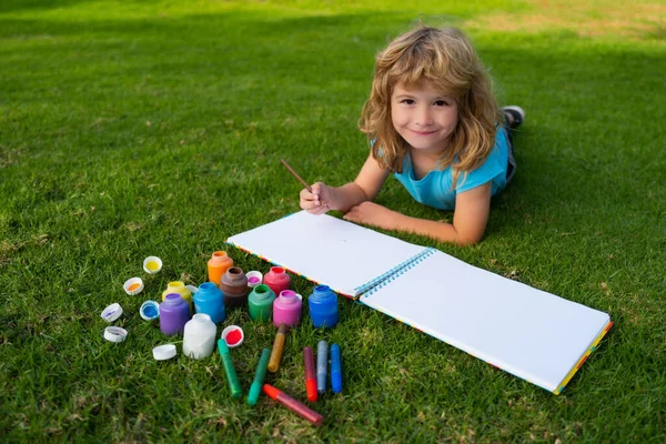 Bambini creativi, che sviluppano immaginazione, creatività. Bambino ragazzo disegno nel parco estivo, pittura arte. Pittore piccolo artista disegnare immagini all'aperto. — Foto Stock