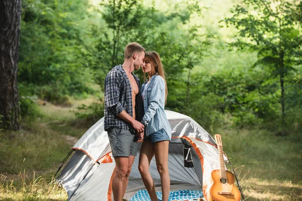 Casal acampando perto de fundo da floresta. Natureza e estilo de vida conceito. Amantes românticos no campo. Casais amantes acampar na floresta na hora de verão. — Fotografia de Stock