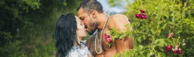 Aşık bahar çifti, Banner. Tutkulu aşk çifti. Romantik bir an. Seksi çift bahçede sevişiyor, tutkuyla..