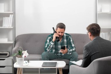 Psikolog, sosyal sorunlar, alkol bağımlılığı. Orta yaşlı adam krizi.