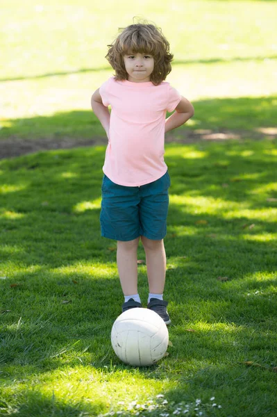 Соккер. Дети играют в футбол на открытом стадионе. Мальчик пинает мяч. Школьный футбольный клуб. Тренировки для спортивных детей. Детский футбол. — стоковое фото