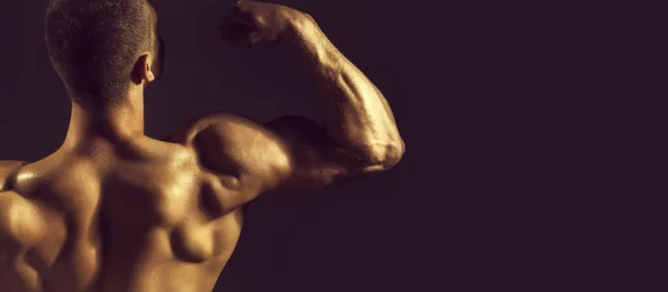 Homem musculoso com corpo forte nas costas. Modelos de bandeira com homem muscular, tronco muscular, seis abdominais bloco muscular. — Fotografia de Stock