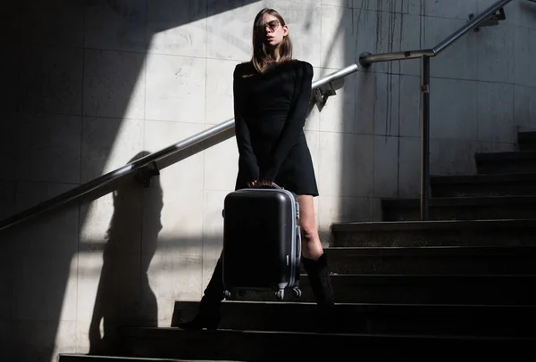 Beautiful young woman in the city street. Beautiful young fashion woman. Traveling with suitcase. — Stock Photo, Image