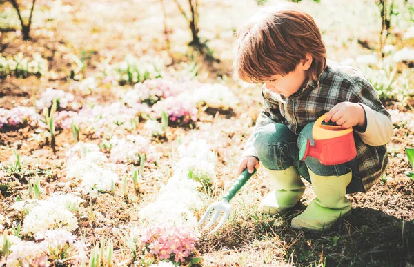 Καλλιέργεια σε χωράφια. Χαρούμενη παιδική ιδέα. Παιδικό πορτραίτο σε αγροτική γη. Χαρούμενος αγρότης που διασκεδάζει στο ανοιξιάτικο χωράφι. — Φωτογραφία Αρχείου