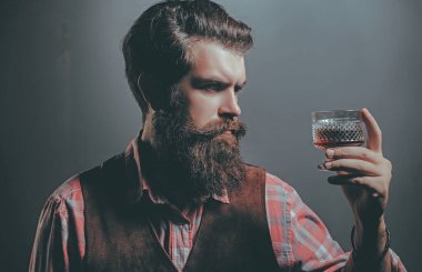 Viski, konyak ya da konyak içmek. Tatma ve degukasyon konsepti.