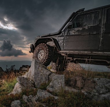 Off-road yarışında su sıçraması. Dağ yolundaki köylere giden arazi aracı seferi..