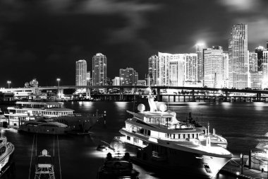 Şehir merkezinin yanındaki yat ya da tekne. Miami silüeti.