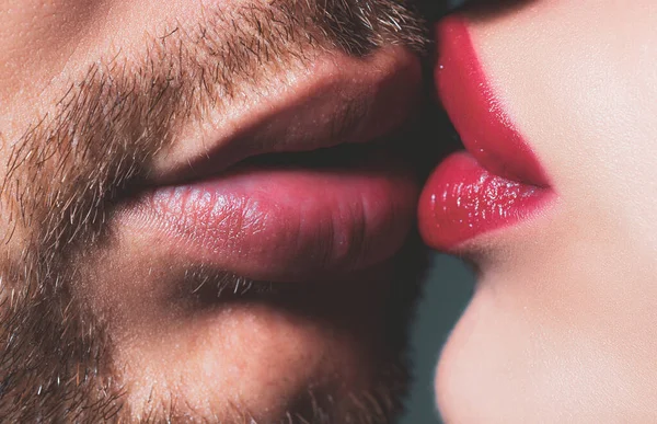 Un beso sensual. Pareja joven besándose y haciendo el amor. Besos amantes. — Foto de Stock