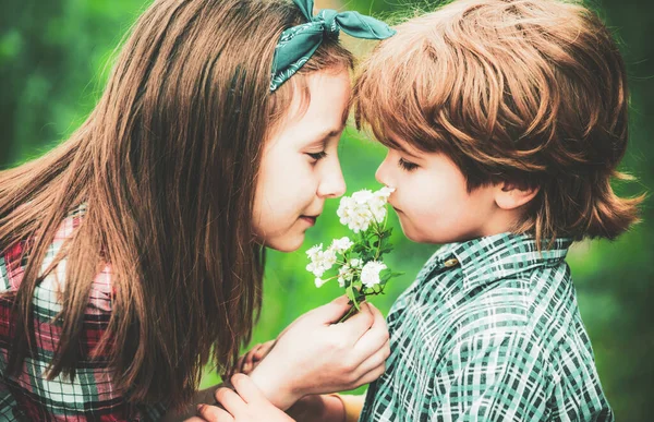 Летняя радость - прекрасные девочка и мальчик, цветущие одуванчики. День святого Валентина тема . — стоковое фото