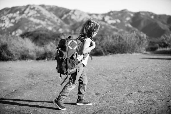 Sırt çantalı bir çocuk manzaralı dağlarda yürüyüş yapıyor. Yerel turist yerel bir yürüyüşe çıkıyor.. — Stok fotoğraf