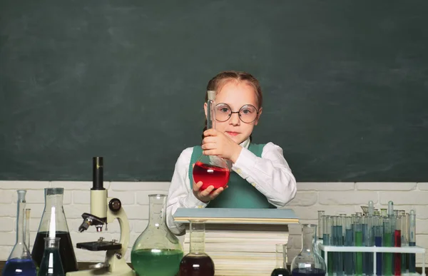 Vissza a suliba. Biológiai kísérletek mikroszkóppal. Mit tanítanak kémiából?. — Stock Fotó