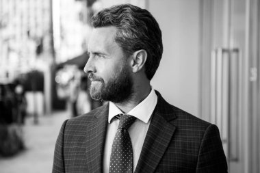 Kentsel iş adamı. Sıradan bir iş adamı ceketi giyiyor. Olgun bir iş adamının portresi..