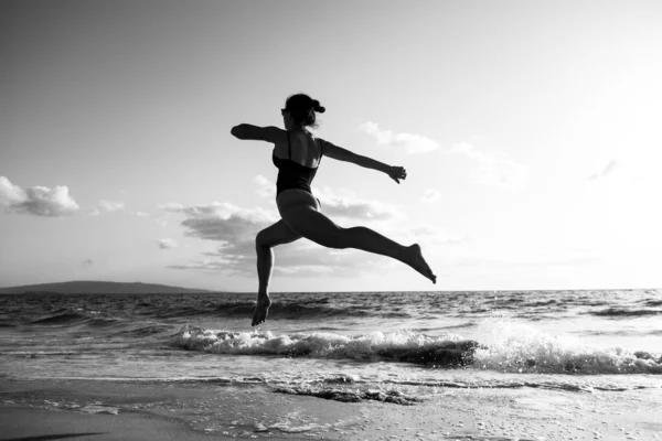 Una mujer corriendo en la playa. Belleza mujer sexy correr en la playa del mar. — Foto de Stock