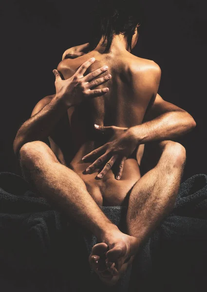 Sexy vol verlangen naakt paar omarmen en voorspel voor het hebben van seks op zwarte achtergrond. Sterke man knuffelt zijn sexy naakte vriendin. Voorspel en liefde games van sexy paar. — Stockfoto