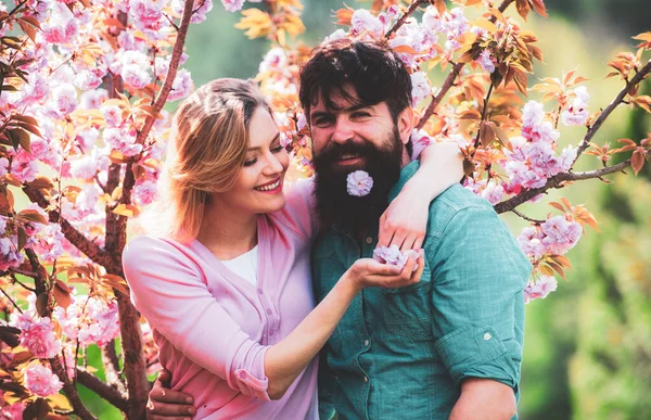 Портрет прекрасной счастливой пары. Пара наслаждается моментом в цветущем саду. Чувственная пара. Влюбленная пара . — стоковое фото