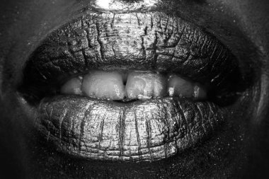 Altın dudaklı makro yakın çekim. Altın dudaklar. Ağızdan gelen altın boya. Makyajlı kadın ağzında altın dudaklar. Altın metalik için duygusal ve yaratıcı tasarım.