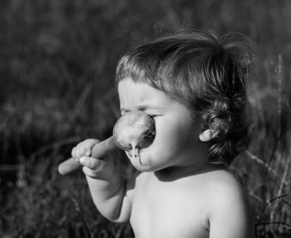 Rindo comer bebê menina com o rosto sujo . — Fotografia de Stock