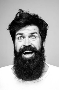 Duygular. Heyecanlı yakışıklı adam. Gülümseyen adamın portresi. Olumlu insan yüz ifadeleri ve duyguları.