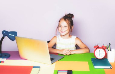 Sınıfta öğrenci. İlkokulun çocuğu.