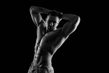 Kot pantolonlu çıplak adam. Çıplak erkek gövdesi. Seksi kaslı adam. Üstsüz kaslı fitnes modeli. Seksi çıplak vücut..