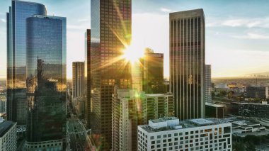 Los Angeles şehir merkezi, gün batımı. Los Angeles hava manzaralı, İHA 'lı. Los Angeles şehir merkezi silueti. Los Angeles geçmişi. Los Angeles şehir merkezi..