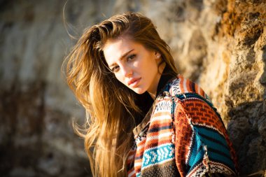 Boho tarzı süveter giyen güzel bir kadın. Şık bahar kıyafetleri giyen güzel genç bir kadın. Moda elbiseli mankenin portresi.