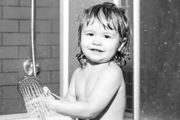 Was zuigelingenhygiëne en gezondheidszorg. Grappig baby kind badend in schuim en wassen in bad thuis. — Stockfoto