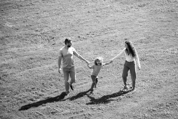 Father mother and son in the park. Beauty nature scene with family outdoor lifestyle. — Stock Photo, Image